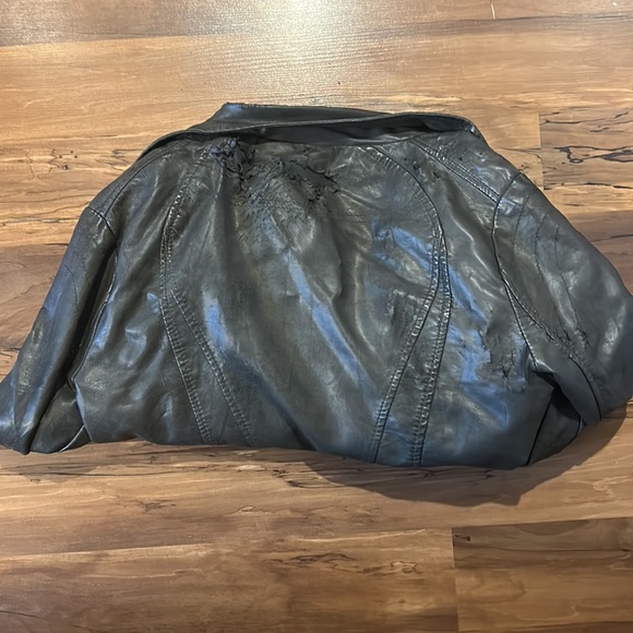 Very cute Medium deep grey fitted leather jacket. - Picture 2 of 3